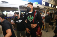 Έφτασε στην Αθήνα με το τρόπαιο ο Γιάννης Αντετοκούνμπο – Οι πρώτες φωτογραφίες