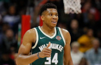 Γιάννης Αντετοκούνμπο: Το viral βίντεο που χαιρετάει την.. μικρή θαυμάστριά του!