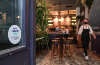 Σε αναστάτωση ο κλάδος της εστίασης: Ποιος θα κάνει rapid test για να πάει σε ένα καφέ ή ένα εστιατόριο;