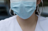 Σύρος: Χαμός με αρνήτρια που διαδήλωνε και τραυματίστηκε – Αρνήθηκε να φορέσει μάσκα μέσα στο νοσοκομείο