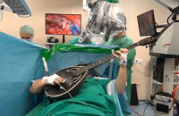 Θεσσαλονίκη – Με το μπουζούκι στο… χειρουργείο – Έπαιζε πενιές ενώ υποβάλλονταν σε επέμβαση στον εγκέφαλο