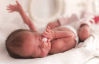 Έρευνα: Πως φωνή της μητέρας δρα ως φυσικό «παυσίπονο» για τα πρόωρα μωρά