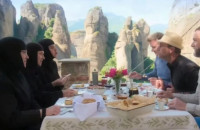 Ο διάσημος σεφ Γκόρντον Ράμσει στα Μετέωρα: Γεύμα με τις μοναχές