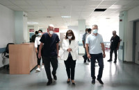 Κατερίνα Σακελλαροπούλου: Επισκέφθηκε τους εγκαυματίες δασοπυροσβέστες στο ΚΑΤ