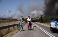 Φωτιά Βαρυπόμπη – Συγκινούν οι προσπάθειες πυροσβεστών και κατοίκουν να σώσουν ζωάκια της περιοχής