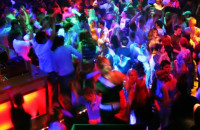 Παρά τα κρούσματα: Επιστρέφουν οι όρθιοι στη διασκέδαση