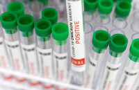 Οι εμβολιασμένοι που κολλάνε Όμικρον προστατεύονται από τη Δέλτα