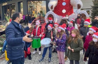 Τα παιδιά των ΚΔΑΠ της Κ.Ε.ΔΗ.Σ.: Είπαν τα κάλαντα στον Δήμαρχο