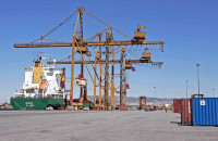 Γερανός ανύψωσης κοντέϊνερ στην  6η προβλήτα του Λιμανιού της Θεσσαλονίκης που θα γίνει η επέκταση, Πέμπτη 31 Αυγούστου 2006
