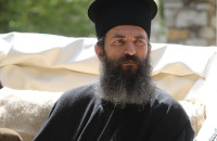 Ο Άρης Σερβετάλης πήγε στο Άγιο Όρος μετά την αποχώρηση από τον «Ρινόκερο» [Εικόνες]