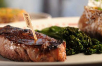 5 συνταγές που θα κάνουν τις μπριζόλες σου ζουμερές και πεντανόστιμες