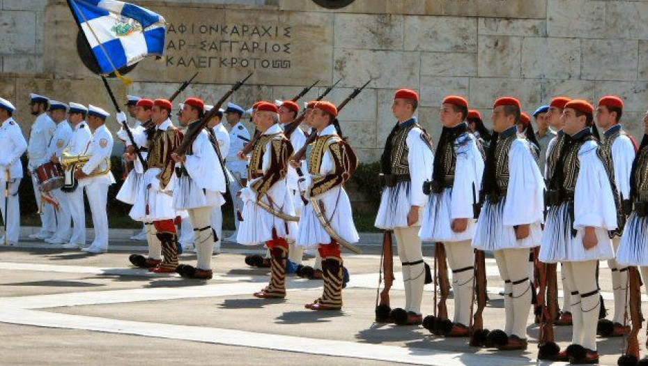 ΟΙ ΕΥΖΩΝΕΣ ΠΑΡΕΛΑΣΑΝ ΣΤΟ ΣΥΝΤΑΓΜΑ!