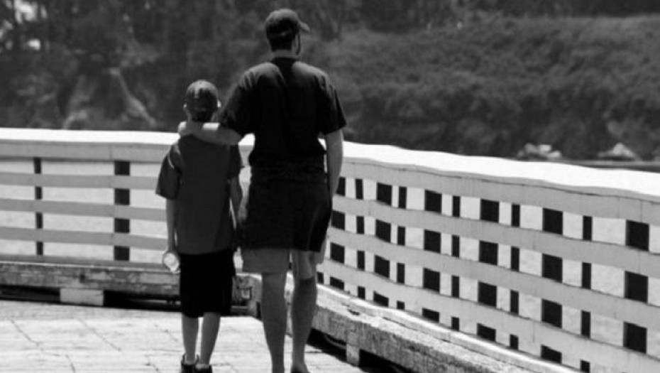 ΕΝΑΣ ΠΛΟΥΣΙΟΣ ΠΑΤΕΡΑΣ ΗΘΕΛΕ ΝΑ ΔΕΙΞΕΙ ΣΤΟΝ ΓΙΟ ΤΟΥ ΠΩΣ ΖΕΙ ΕΝΑΣ ΦΤΩΧΟΣ! ΔΙΑΒΑΣΤΕ ΤΙ ΕΓΙΝΕ!