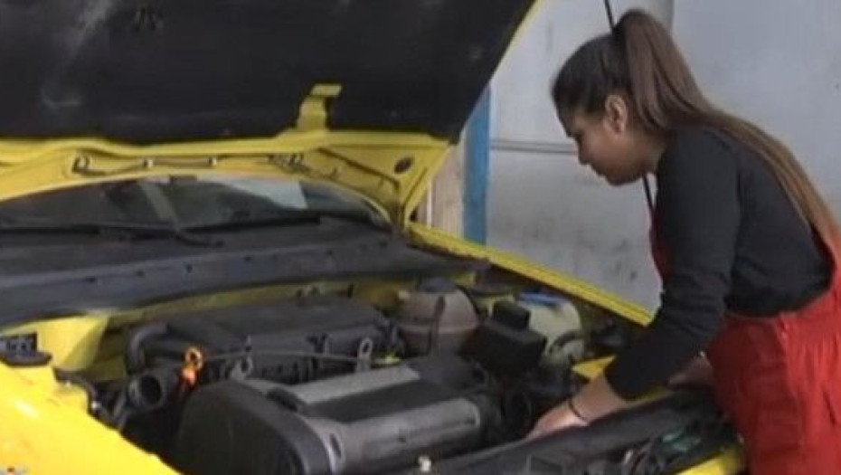 ΠΥΡΓΟΣ: Η 13ΧΡΟΝΗ ΜΗΧΑΝΙΚΟΣ ΠΟΥ ΒΑΖΕΙ ΤΑ ΓΥΑΛΙΑ ΣΕ ΑΓΟΡΙΑ ΚΑΙ ΑΝΤΡΕΣ!