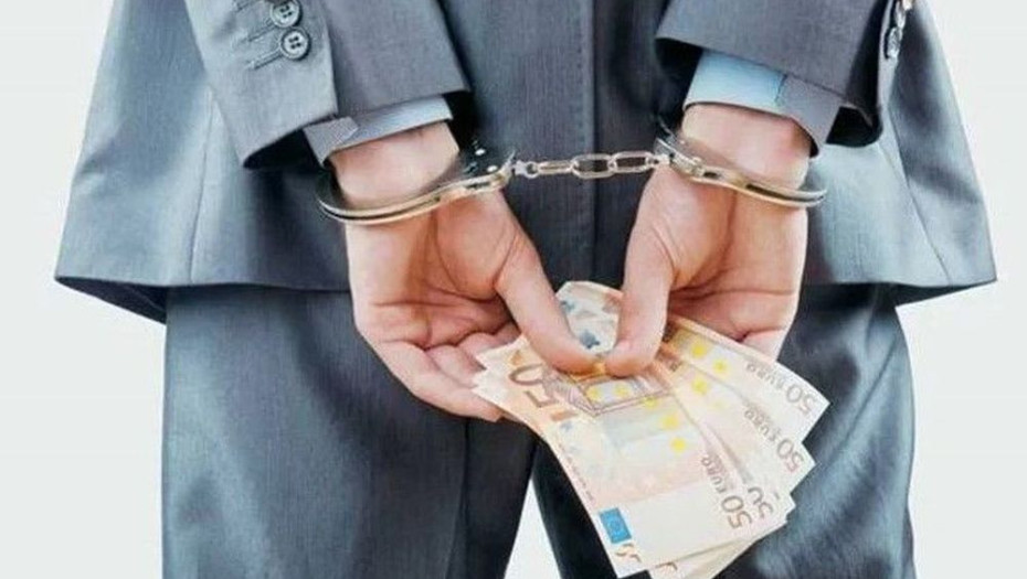 Συνελήφθη γιατρός στο Κολωνάκι για φακελάκι από καρκινοπαθή