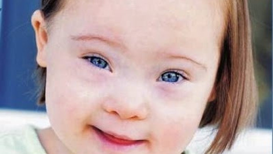 ΑΓΚΑΛΙΑΣΕ ΣΦΙΧΤΑ ΤΟ ΠΑΙΔΙ ΜΕ ΤΟ ΕΝΑ ΧΡΩΜΟΣΩΜΑ ΠΑΡΑΠΑΝΩ!