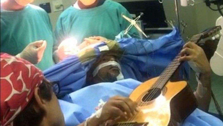 ΕΠΑΙΖΕ ΚΙΘΑΡΑ ΕΝΩ ΤΟΥ ΑΦΑΙΡΟΥΣΑΝ ΟΓΚΟ ΑΠΟ ΤΟΝ ΕΓΚΕΦΑΛΟ!