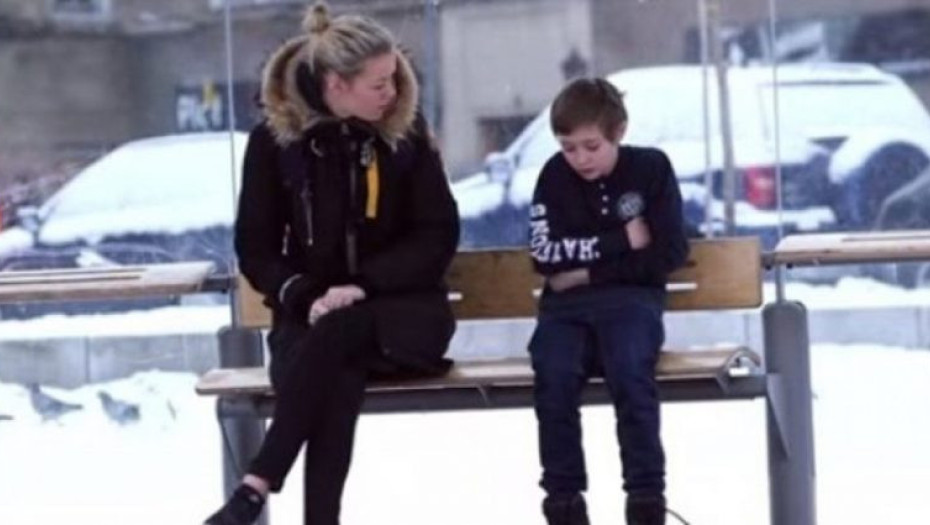 ΘΑ ΔΙΝΑΤΕ ΤΟ ΠΑΛΤΟ ΣΑΣ ΣΕ ΕΝΑ ΜΙΚΡΟ ΠΑΙΔΙ ΠΟΥ ΚΡΥΩΝΕΙ;