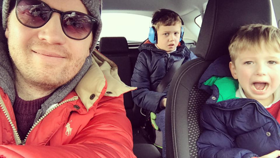 ΠΑΤΕΡΑΣ 2 ΑΥΤΙΣΤΙΚΩΝ ΑΓΟΡΙΩΝ, ΚΑΤΑΓΡΑΦΕΙ ΤΙΣ 10 ΣΚΕΨΕΙΣ ΠΟΥ ΑΝΗΣΥΧΟΥΝ ΤΟΥΣ ΓΟΝΕΙΣ ΤΩΝ ΠΑΙΔΙΩΝ ΜΕ ΑΥΤΙΣΜΟ!