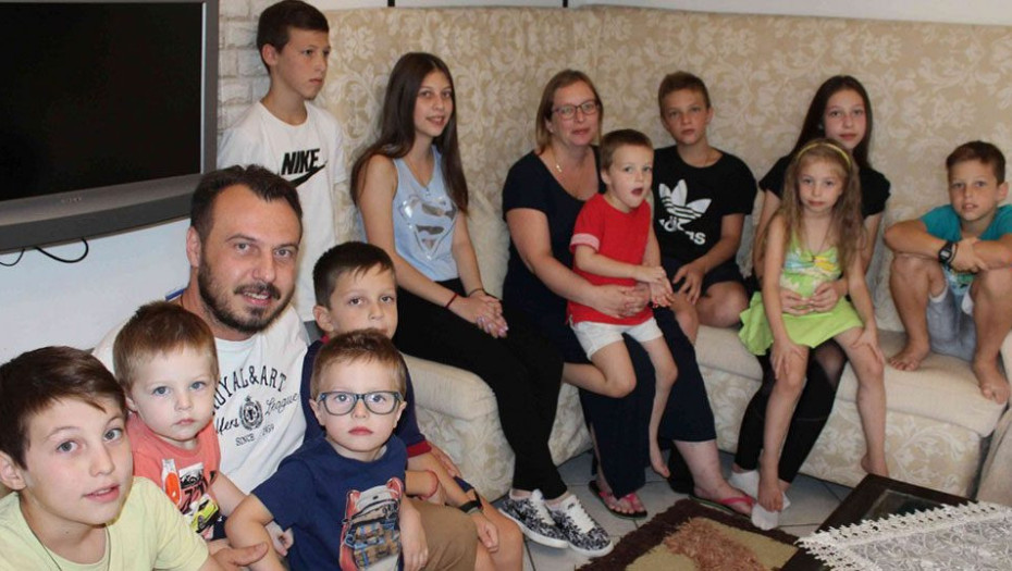 ΘΕΣΣΑΛΟΝΙΚΗ:OIKOΓΕΝΕΙΑ ΜΕ 11 ΠΑΙΔΙΑ ΧΡΕΙΑΖΕΤΑΙ 6 ΛΙΤΡΑ ΓΑΛΑ ΚΑΙ 5 ΨΩΜΙΑ ΚΑΘΕ ΜΕΡΑ!