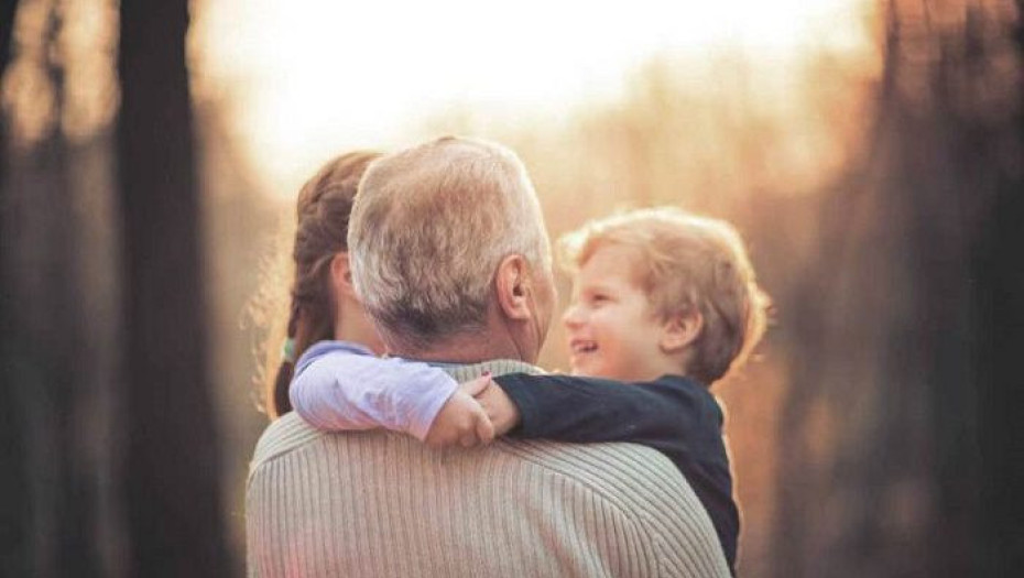 Η ΜΕΓΑΛΗ ΤΥΧΗ ΓΙΑ ΕΝΑ ΠΑΙΔΙ ΝΑ ΕΧΕΙ ΤΟΥΣ ΠΑΠΠΟΥΔΕΣ ΚΑΙ ΤΙΣ ΓΙΑΓΙΑΔΕΣ ΣΤΗ ΖΩΗ ΤΟΥ!