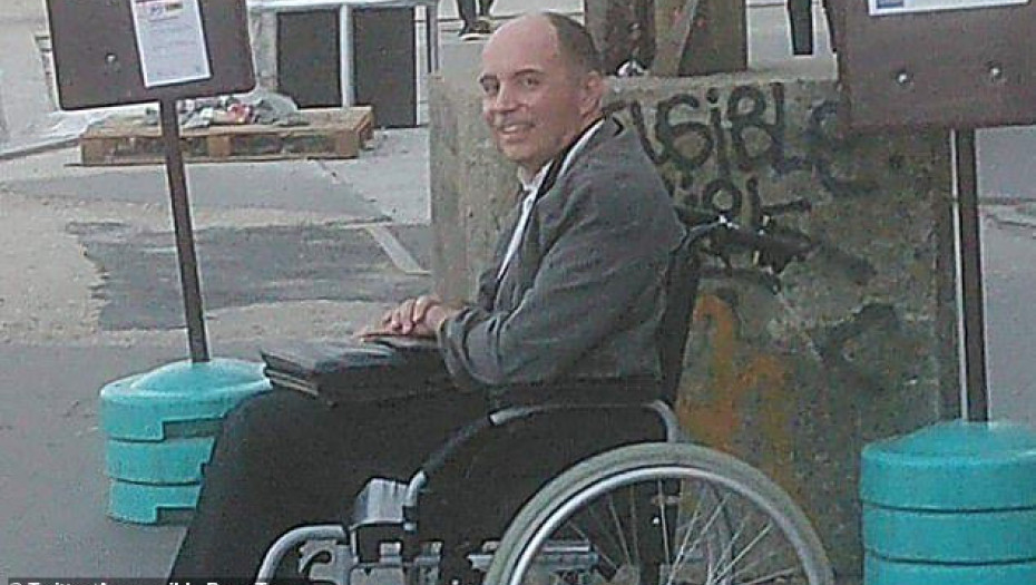 ΟΔΗΓΟΣ ΛΕΩΦΟΡΕΙΟΥ ΚΑΤΕΒΑΣΕ ΟΛΟΥΣ ΤΟΥΣ ΕΠΙΒΑΤΕΣ ΟΤΑΝ ΑΡΝΗΘΗΚΑΝ ΝΑ ΚΑΝΟΥΝ ΧΩΡΟ ΓΙΑ ΝΑ ΕΠΙΒΙΒΑΣΤΕΙ ΕΝΑΣ ΑΝΑΠΗΡΟΣ ΑΝΤΡΑΣ!