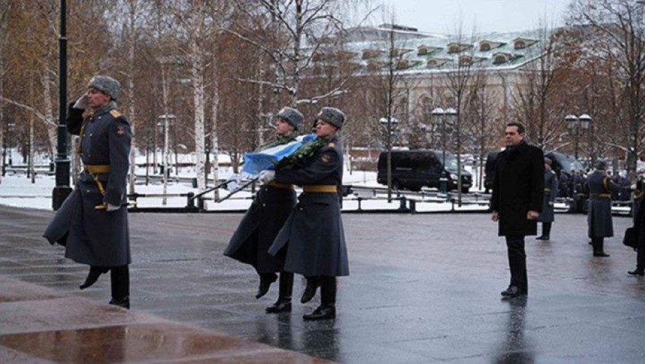 O TΣΙΠΡΑΣ ΚΑΤΕΘΕΣΕ ΣΤΕΦΑΝΙ ΚΑΙ Η ΡΩΣΙΚΗ ΣΤΡΑΤΙΩΤΙΚΗ ΜΠΑΝΤΑ ΕΠΑΙΖΕ ΜΑΡΙΝΕΛΛΑ!