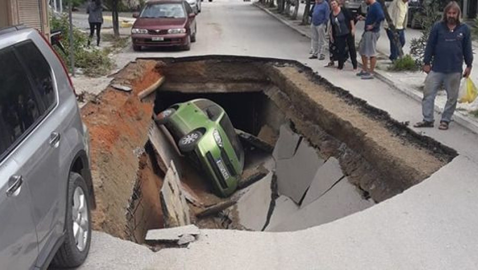 TΕΡΑΣΤΙΑ ΤΡΥΠΑ «ΚΑΤΑΠΙΕ» ΟΛΟΚΛΗΡΟ ΑΥΤΟΚΙΝΗΤΟ ΣΤΑ ΛΟΥΤΡΑ ΑΙΔΗΨΟΥ!