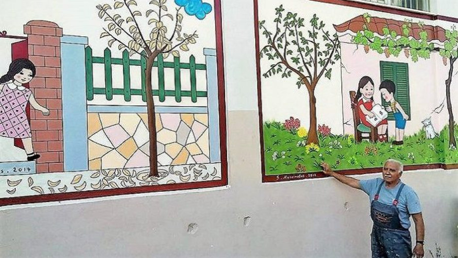 ΕΝΑΣ ΥΠΕΡΟΧΟΣ ΠΑΠΠΟΥΣ ΖΩΓΡΑΦΙΖΕΙ ΤΟ ΠΑΛΙΟ ΑΛΦΑΒΗΤΑΡΙ ΣΕ ΣΧΟΛΕΙΟ ΤΗΣ ΠΑΤΡΑΣ!