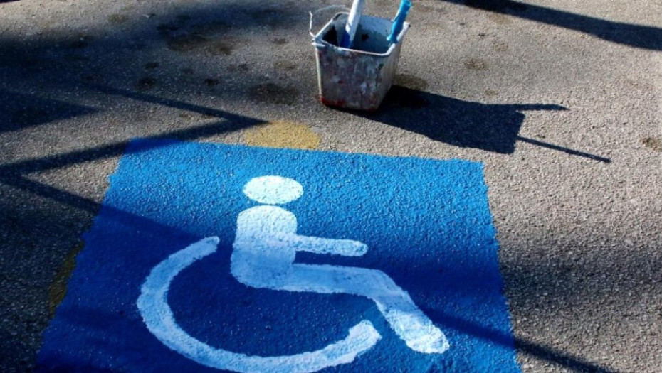 ΕΛΛΗΝΑΣ ΧΤΥΠΗΣΕ ΑΛΛΟΔΑΠΟ ΣΤΗ ΜΥΤΙΛΗΝΗ ΓΙΑΤΙ ΤΟΥ ΖΗΤΗΣΕ ΝΑ ΜΗΝ ΠΑΡΚΑΡΕΙ ΣΕ ΘΕΣΗ ΑΜΕΑ!