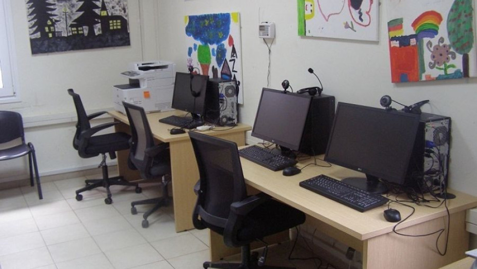 Για την εκπαίδευση των νέων προσφύγων στα Διαβατά η ΠΕΔ-ΚΜ δημιούργησε Κέντρο Ηλεκτρονικών Υπολογιστών