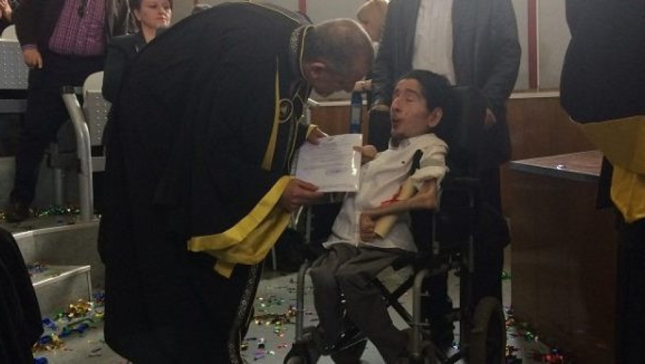 Σηκώθηκε Όρθιο Όλο Το Αμφιθέατρο Του Πανεπιστήμιου Θεσσαλίας Για Τετραπληγικό Αριστούχο Φοιτητή