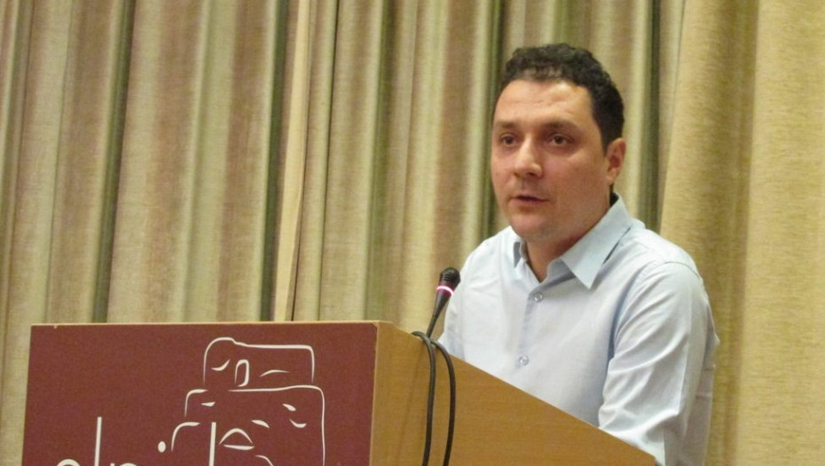 Επίσημη Πρώτη Από το Παύλο Φαρμάκη της Λαϊκής Συσπείρωσης