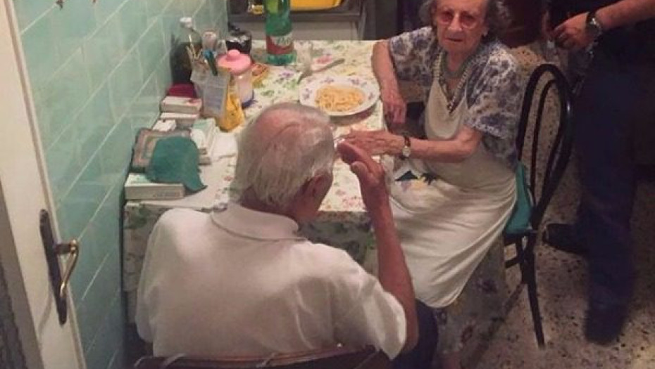 ΟΙ ΑΣΤΥΝΟΜΙΚΟΙ ΠΟΥ ΕΚΑΝΑΝ ΠΑΡΕΑ ΣΕ 2 ΗΛΙΚΙΩΜΕΝΟΥΣ ΟΤΑΝ ΤΟΥΣ ΒΡΗΚΑΝ ΝΑ ΚΛΑΙΝΕ!