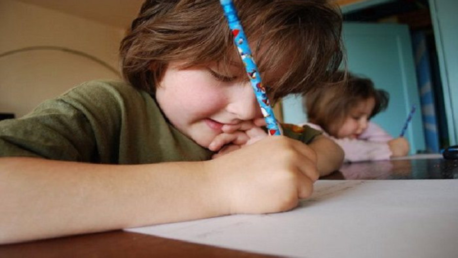 ΖΗΤΗΣΑΝ ΑΠΟ ΕΝΑ 8ΧΡΟΝΟ ΝΑ ΠΕΡΙΓΡΑΨΕΙ ΤΗ ΓΙΑΓΙΑ ΚΑΙ ΤΟΝ ΠΑΠΠΟΥ ΤΟΥ!ΤΙ ΕΓΡΑΨΕ; ANEKTIMHTO!