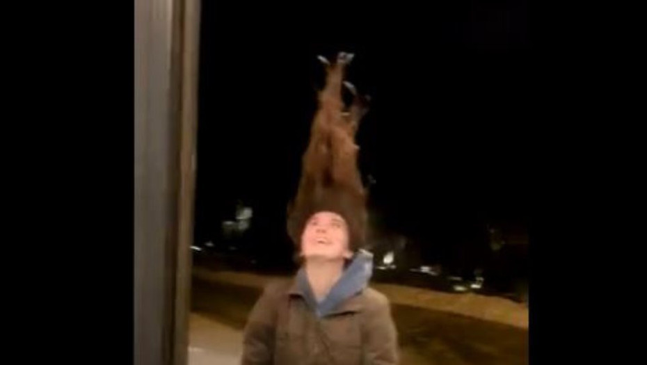 Πολικό ψύχος στις ΗΠΑ: Δείτε πώς κατέληξε γυναίκα που βγήκε με βρεγμένο κεφάλι στο κρύο!