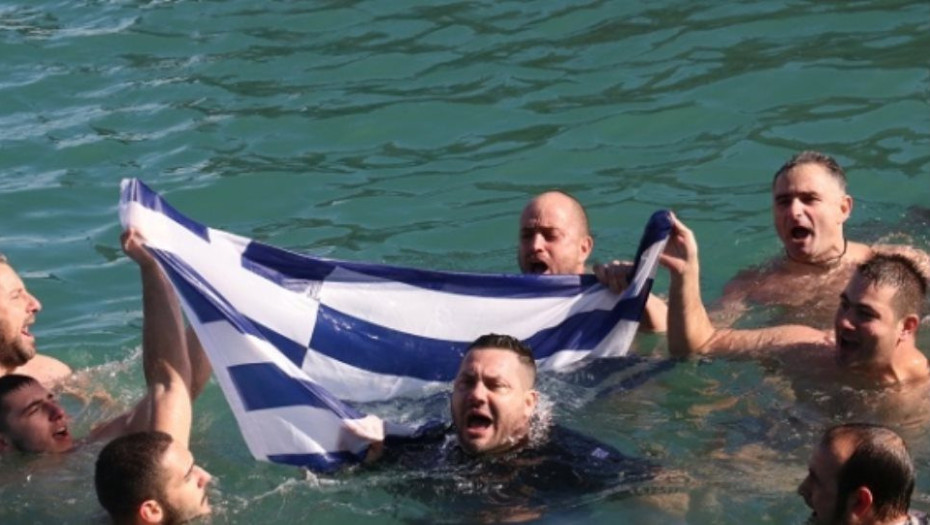 ΚΡΗΤΗ: ΒΟΥΤΗΞΑΝ ΜΕ ΤΗΝ ΕΛΛΗΝΙΚΗ ΣΗΜΑΙΑ ΓΙΑ ΝΑ ΠΙΑΣΟΥΝ ΤΟΝ ΣΤΑΥΡΟ!