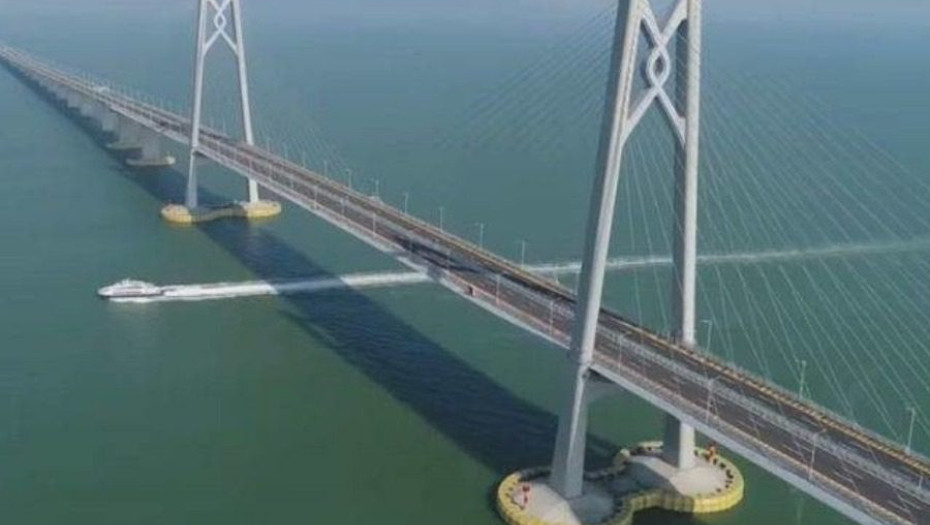 O KIΝΕΖΟΣ ΠΡΟΕΔΡΟΣ ΣΙ ΤΖΙΝΠΙΝΓΚ ΕΓΚΑΙΝΙΑΣΕ ΕΠΙΣΗΜΑ ΤΗ ΜΑΚΡΥΤΕΡΗ ΘΑΛΑΣΣΙΑ ΓΕΦΥΡΑ ΤΟΥ ΚΟΣΜΟΥ!