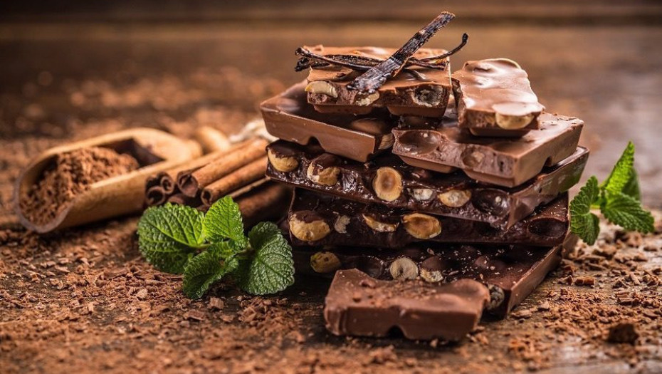 ΚΑΙ ΟΜΩΣ Η ΣΟΚΟΛΑΤΑ ΕΙΝΑΙ ΦΡΟΥΤΟ!