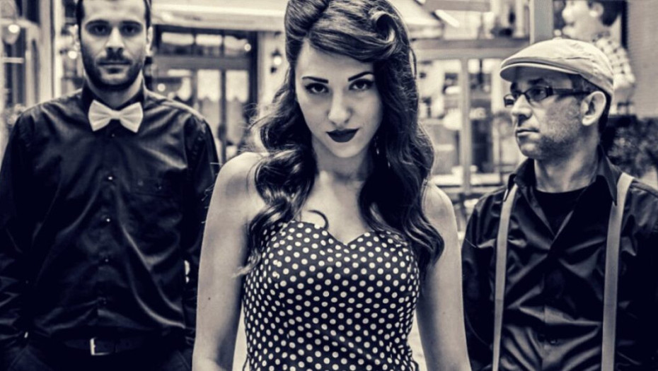 LES AU REVOIR: ΤΟ ΜΟΥΣΙΚΟ ΓΚΡΟΥΠ ΠΟΥ ΣΥΝΔΥΑΖΕΙ SWING ΡΥΘΜΟΥΣ ΚΑΙ ΜΑΣ ΓΕΜΙΖΕΙ ΜΕ ΟΝΕΙΡΑ ΜΕ ΤΟΥΣ ΣΤΙΧΟΥΣ ΤΟΥΣ!