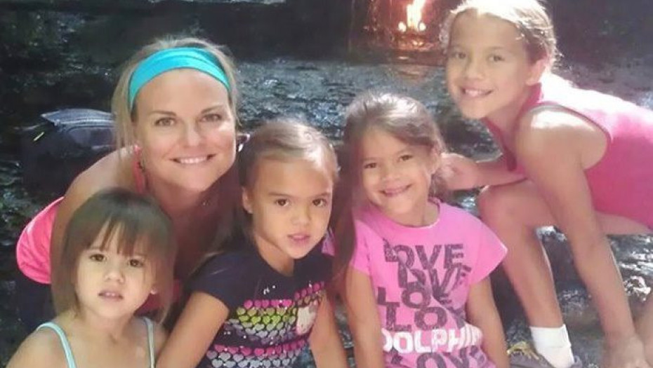 Μάνα Υιοθέτησε Τις 4 Κόρες Της Καλύτερής Της Φίλης Που Πέθανε Από Καρκίνο Και Συγκινεί