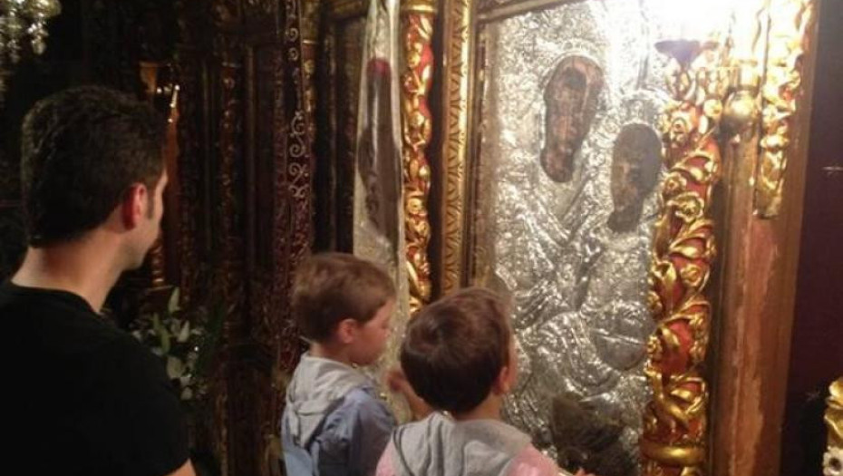 ΑΓΟΡΑΚΙ ΜΕ ΟΓΚΟ ΣΤΟΝ ΕΓΚΕΦΑΛΟ ΝΙΚΗΣΕ ΤΟΝ ΚΑΡΚΙΝΟ ΜΕ ΤΗ ΒΟΗΘΕΙΑ ΤΗΣ ΜΕΓΑΛΟΧΑΡΗΣ!