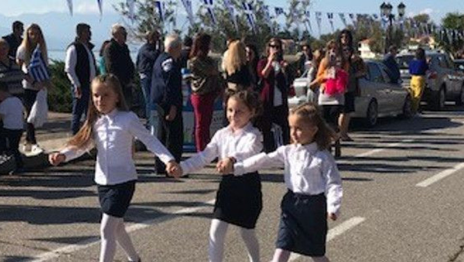 ΣΤΥΛΙΔΑ:ΣΥΓΚΙΝΗΣΕ Η ΠΑΡΕΛΑΣΗ ΤΥΦΛΗΣ ΜΑΘΗΤΡΙΑΣ – ΤΗΝ ΚΡΑΤΟΥΣΑΝ ΑΠΟ ΤΟ ΧΕΡΙ ΣΥΜΜΑΘΗΤΡΙΕΣ ΤΗΣ!