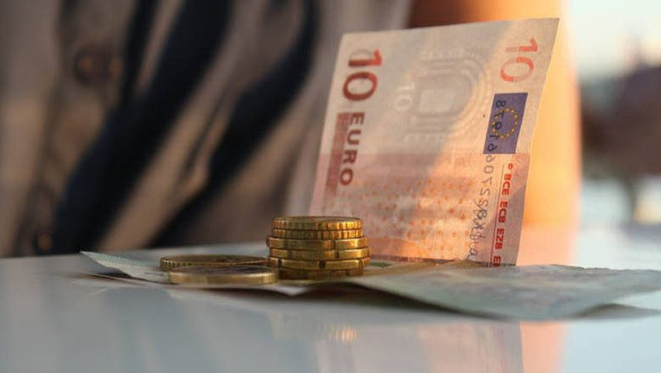 ΣΥΝΤΑΞΕΙΣ: TΑ ΝΕΑ ΠΟΣΑ ΣΕ ΔΗΜΟΣΙΟ ΚΑΙ ΙΚΑ!