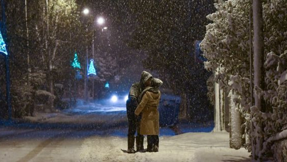 ΡΟΜΑΝΤΙΚΟΣ «ΤΗΛΕΜΑΧΟΣ»: ΖΕΥΓΑΡΙ ΦΙΛΙΕΤΑΙ ΜΕΣΑ ΣΤΑ ΧΙΟΝΙΑ ΚΑΙ ΓΙΝΕΤΑΙ VIRAL!