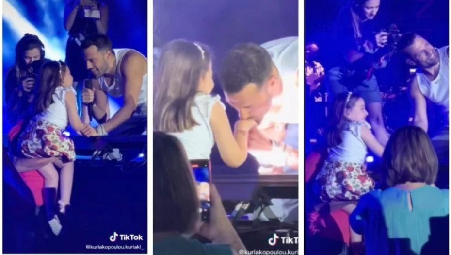 To μεγαλείο του Κωνσταντίνου Αργυρού: Τραγουδά γονατιστός σε κοριτσάκι με κινητικά προβλήματα