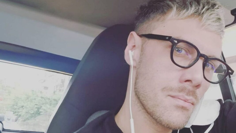 Νότης Χριστοδούλου: Απαντά στον Μανώλη Μητσιά – «Ένα στρέιτ ζευγάρι δεν προκαλεί;»