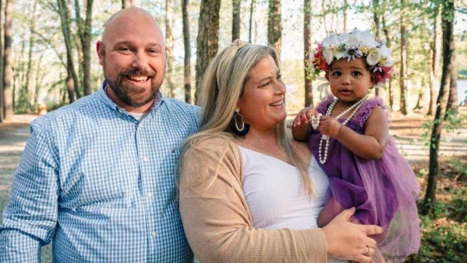 Υιοθέτησαν ετοιμοθάνατο κοριτσάκι και του έσωσαν τη ζωή!