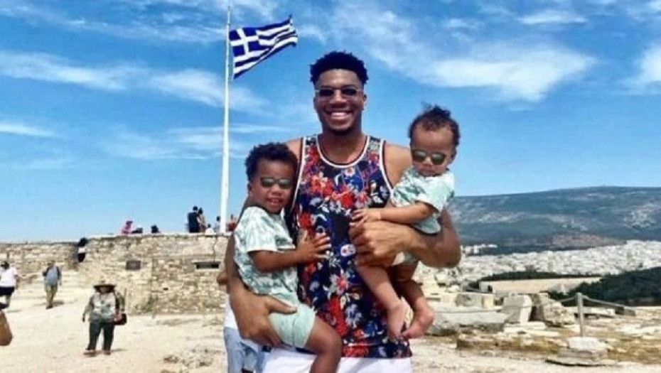 Ο Γιάννης Αντετοκούνμπο βρέθηκε στην Ακρόπολη με τους γιους του και το είδε όλος ο πλανήτης