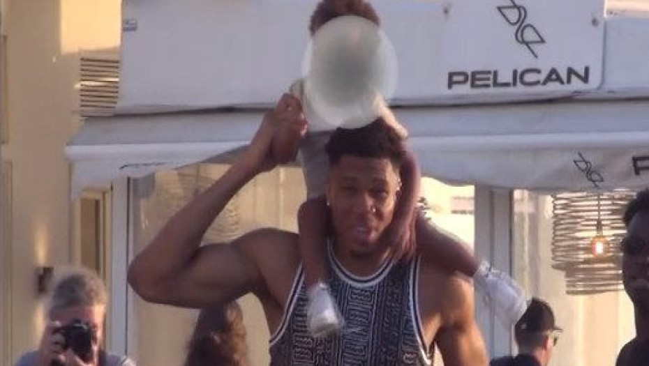 Ο Γιάννης Αντετοκούνμπο χαλαρώνει στη Μύκονο – Τα παιχνίδια με τον γιο του στην παραλία